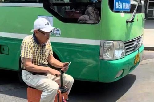 TP Hồ Chí Minh: xử lý du khách Trung Quốc lái vali điện chạy trên đường