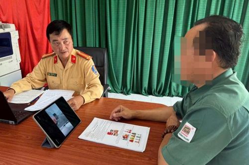 Bị phạt 10 triệu đồng, trừ 4 điểm GPLX vì chuyển làn không bật đèn tín hiệu trên cao tốc