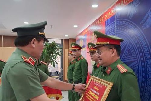 Khen thưởng nhiều đơn vị có thành tích xuất sắc trong phòng chống tội phạm