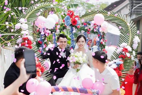 Chàng trai Nghệ An lấy vợ cách nhà 20m, cả xóm xúm vào làm chiếc xe hoa độc lạ