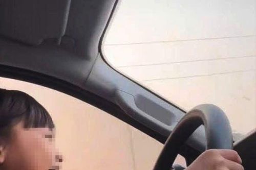 Bị phạt hàng chục triệu đồng vì cho con 6 tuổi lái ô tô