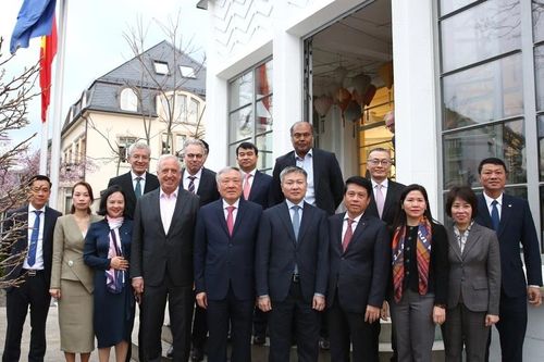 Tìm hiểu kinh nghiệm quốc tế để phát triển Trung tâm tài chính quốc tế tại Việt Nam