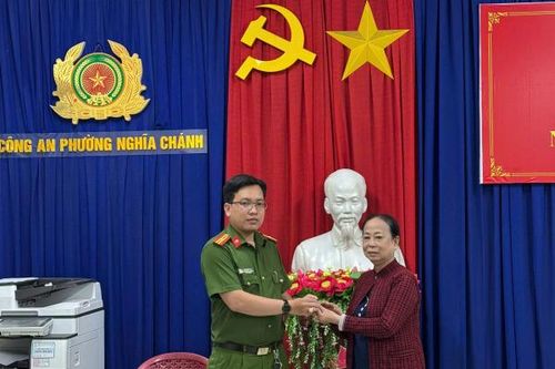 Cụ bà vui mừng nhận lại nhẫn vàng bị rơi khi xem văn nghệ