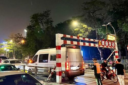 Ô tô 'quá khổ' lại mắc kẹt khi lên cầu vượt Thái Hà - Chùa Bộc