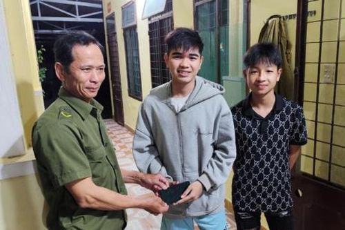Hai nam sinh không tham của rơi