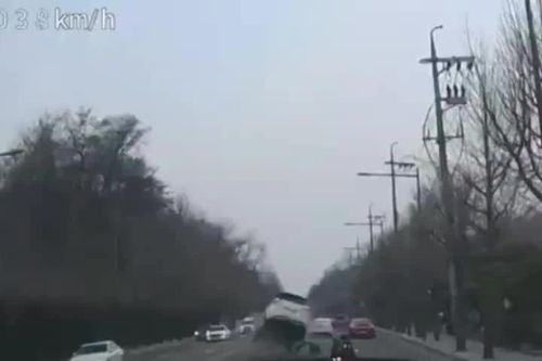 Khoảnh khắc 'hố tử thần' đột ngột xuất hiện, 'nuốt' người đi xe máy