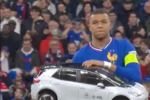 Phản ứng bất ngờ của Mbappe khi chiếc xe điều khiển từ xa làm gián đoạn trận đấu
