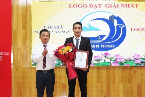 Trao giải cuộc thi sáng tác biểu trưng - logo và ca khúc về huyện Vạn Ninh