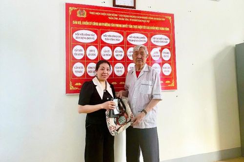 Nhặt được của rơi trả lại người đánh mất