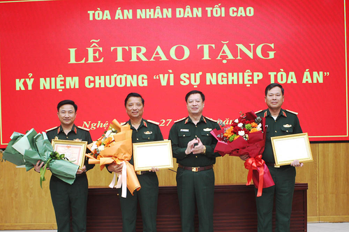 Tòa án nhân dân tối cao trao tặng kỷ niệm chương 'Vì sự nghiệp Tòa án' tại Quân khu 4