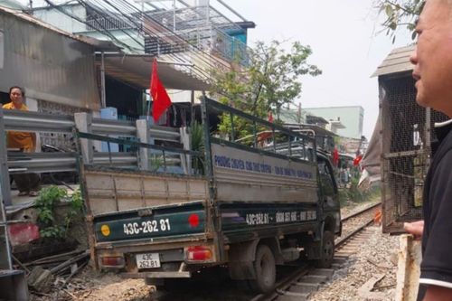 Hy hữu, xe tải bất ngờ nhập làn rồi mắc kẹt giữa đường ray ở Đà Nẵng