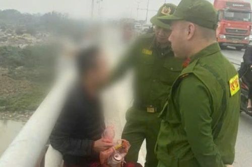 Kịp thời giải cứu nam thanh niên có ý định nhảy cầu Thanh Trì