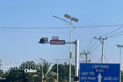 Khu vực nút giao đường kết nối vào đường bộ cao tốc đoạn Nha Trang - Cam Lâm: Đã được lắp đèn tín hiệu giao thông
