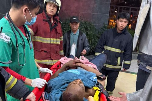 Cứu hộ người đàn ông nước ngoài nhảy từ tầng 5 chung cư xuống đất