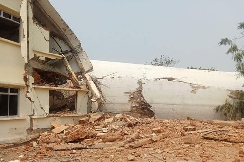 Tháp kiểm soát không lưu sập sau động đất ở Myanmar, 5 người tử vong