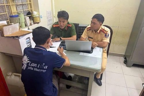 Công an phạt tiền nhóm người chặn hẻm quây lưới đánh bóng bàn ở TPHCM