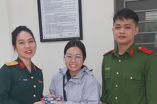 Thiếu tá QNCN Đinh Thị Nhã nhặt được của rơi, trả người đánh mất