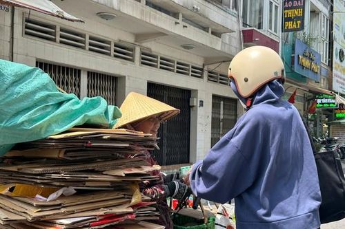 Cuối tuần, bạn trẻ Sài Gòn san sẻ 'bát cháo yêu thương'