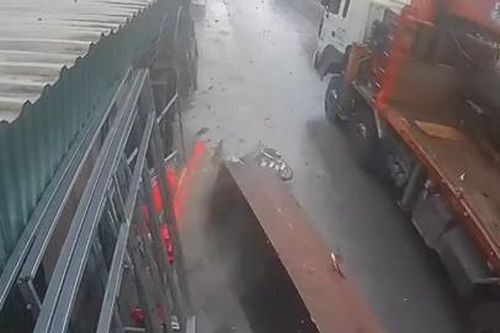 Khối gỗ 'khủng' rơi xuống từ xe cẩu, cô gái đi xe máy thoát chết trong gang tấc