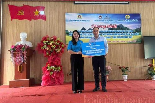 Trao tặng áo dài, tủ sách cho em và công trình thắp sáng đường quê tại huyện Tủa Chùa