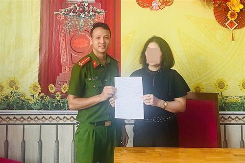 Bỏ quên tài sản trị giá khoảng 500 triệu đồng, người dân được Công an phường hỗ trợ tìm kiếm và trao trả