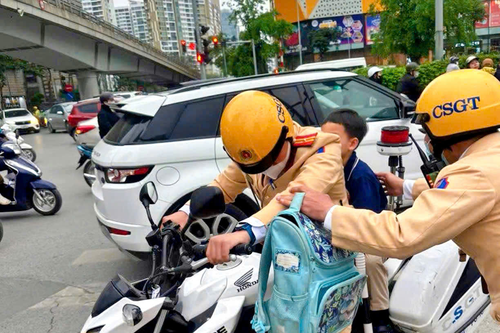 Cảnh sát giao thông giúp học sinh lớp 1 lạc đường trở về trường an toàn