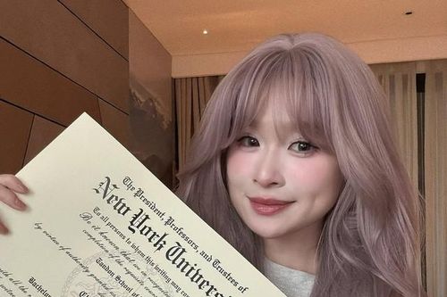 'Vợ quốc dân' Chao khoe bằng tốt nghiệp đại học danh giá