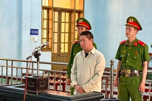 Cha dượng hiếp dâm con riêng của vợ lĩnh án 19 năm tù