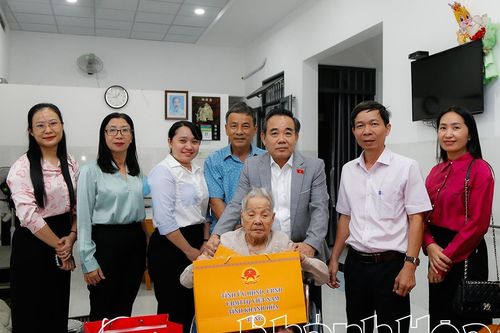 Phó Trưởng đoàn phụ trách Đoàn Đại biểu Quốc hội tỉnh Lê Hữu Trí: Thăm, tặng quà cho người có công tiêu biểu ở TP. Nha Trang