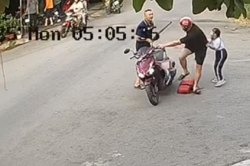 Tài xế ô tô vung gậy đánh người đàn ông đang chở con đi học ở Bình Dương