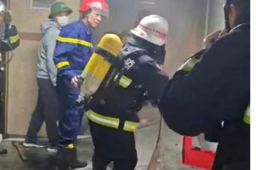 Hướng dẫn hàng trăm người thoát hiểm trong đám cháy chung cư lúc nửa đêm