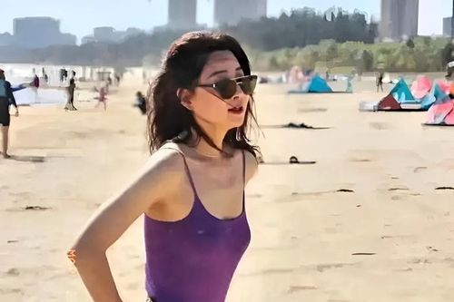 Nữ diễn viên nổi tiếng hiếm hoi ăn mặc trễ nải, khoe vóc dáng nóng bỏng ở tuổi 45