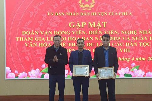 Tủa Chùa khen thưởng các tập thể, cá nhân có thành tích trong thực hiện nhiệm vụ tại Lễ hội Hoa Ban năm 2025