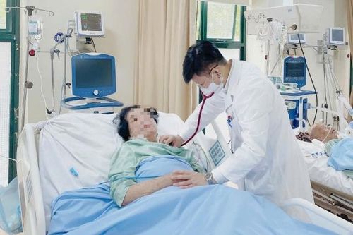 Cứu bệnh nhân cao tuổi tắc động mạch phổi cấp có biến chứng sốc
