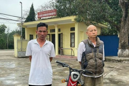 Hai người đàn ông trộm xe đạp điện bên bờ ruộng