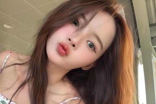 'Hot girl ảnh thẻ' khoe nhan sắc trong veo chào hè