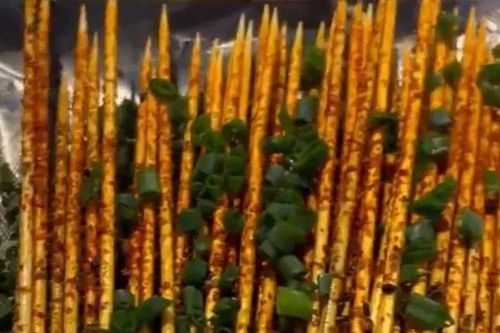Nhà hàng Trung Quốc gây xôn xao với món xiên tre tẩm gia vị thịt nướng