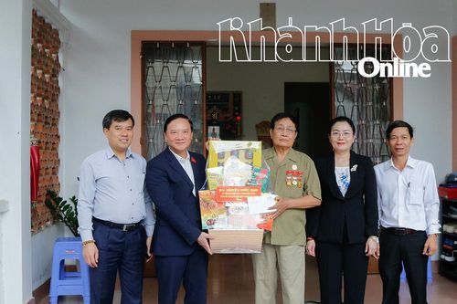 Phó Chủ tịch Quốc hội Nguyễn Khắc Định thăm, tặng quà cho người có công tiêu biểu và nguyên lãnh đạo tỉnh Khánh Hòa