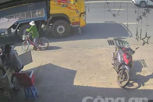 TP.Thủ Đức: Cụ bà đi xe đạp ngã vào gầm xe tải dẫn đến tử vong