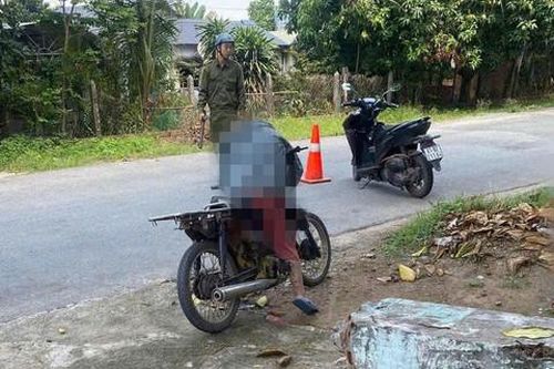Người phụ nữ đang chạy xe bất ngờ dừng lại rồi gục xuống tử vong