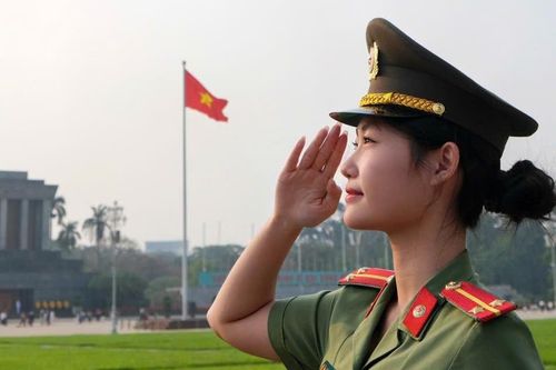 Nữ cán bộ quản lý xuất nhập cảnh - Khi trách nhiệm đi cùng trái tim