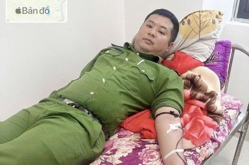 Giám đốc Công an tỉnh Bắc Giang khen thưởng Đại úy công an hiến máu cứu bệnh nhân nguy kịch