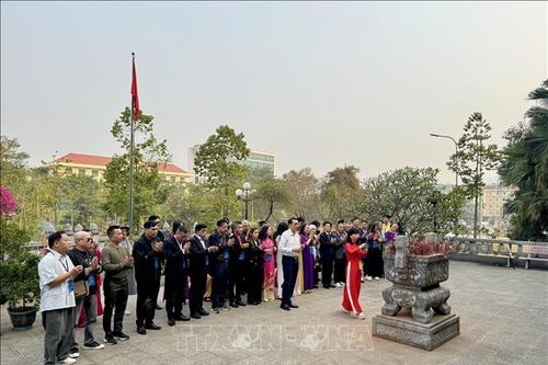Đoàn kiều bào dâng hương tại Khu di tích Quốc gia đặc biệt Tân Trào