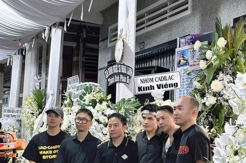Nhiều nghệ sĩ Việt đến chia buồn với Quốc Thiên tại Đồng Nai