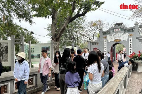 Nhiều gia đình nô nức ghé thăm các điểm du lịch trong ngày Giỗ Tổ Hùng Vương