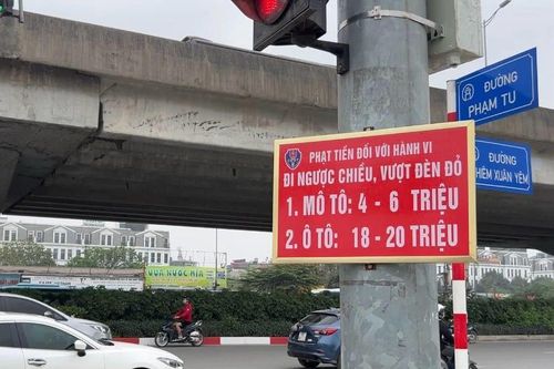 Nhiều xe máy bị phạt nặng vì đi ngược chiều tại nút giao thông Nghiêm Xuân Yêm - Phạm Tu