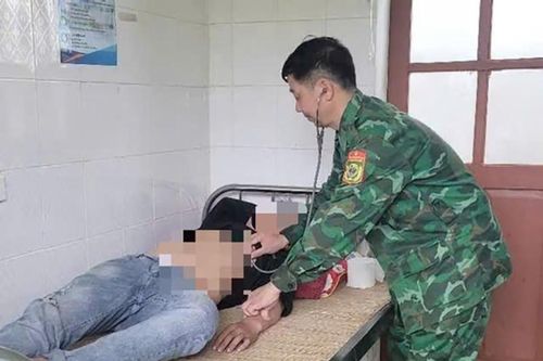 Cán bộ quân y biên phòng cứu người đàn ông ăn lá ngón tự tử