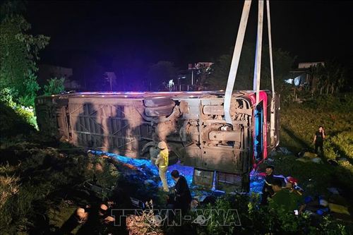 Lật xe khách lúc nửa đêm làm 1 người chết, 6 người bị thương