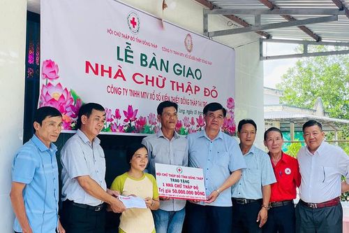 Bàn giao nhà Chữ thập đỏ và 'Mái ấm dân quân'