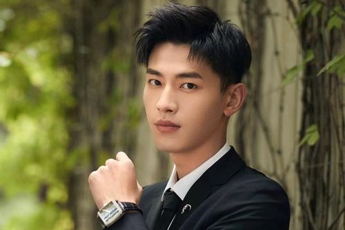 Tân Vân Lai - nam chính 'Quý Nữ' khiến fan cười nghiêng ngả vì để lộ vật thể lạ